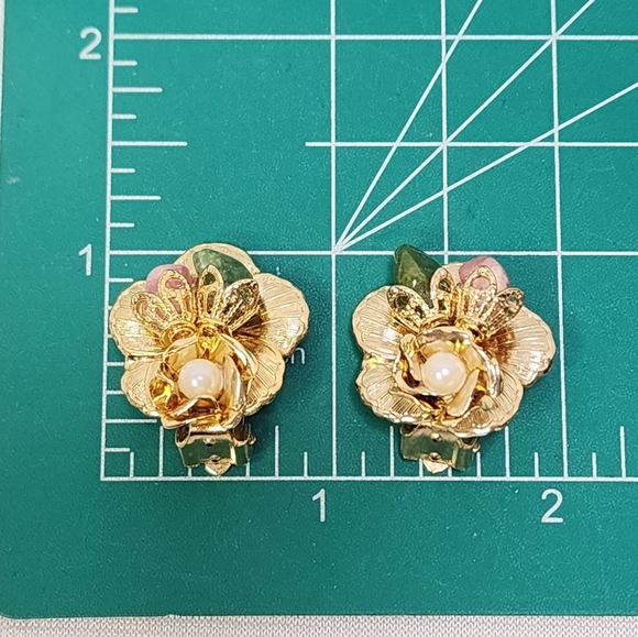 Vintage Kramer Genuine !950's Cultured PearlCoral, and Jade Floral Clip Earrings - Picture 7 of 13